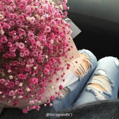 你知道满天星的花语吗？是甘愿做配角.这些年我怀揣对你的爱就像怀揣赃物的盗贼一样,没人知道我爱你.