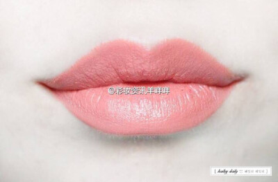 MAKE UP FOR EVER 浮生若梦 品牌 凝彩亮泽唇膏试色，色号39 蜜桃色 【images shared by overseas blogger