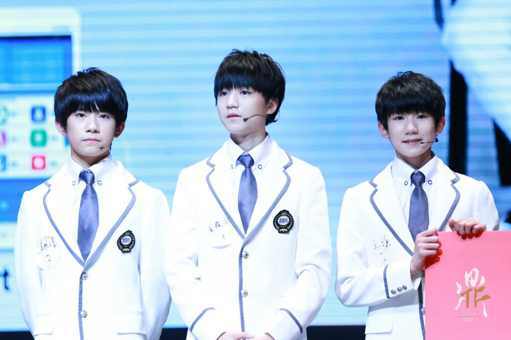 #TFBOYS# 若时光为你披一件外衣，口袋里会装满何种回忆？南国的沙滩，北国的雨，十万公里高空，飞越过河川大地。难能可贵身侧有你，换了风景不换情谊，甘也随意，苦也随意。经夏历冬，始终同行的TFBOYS，三月的第一天，晚安。cr:THRONE-问鼎