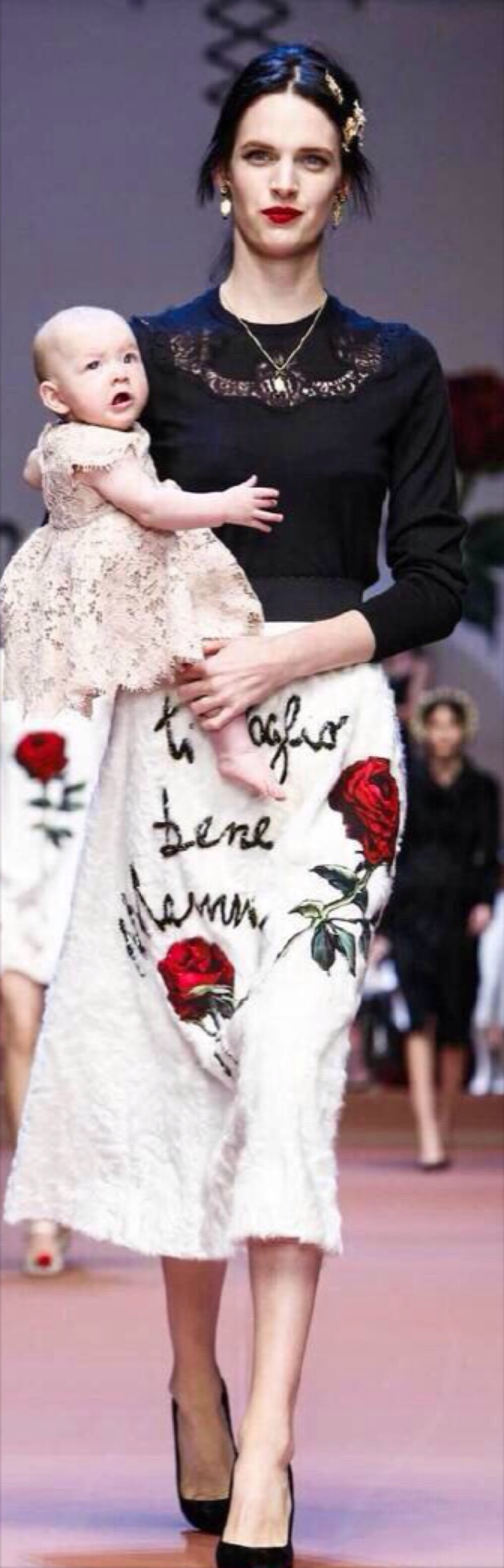 【衣睹为快时装周】Dolce &amp;amp; Gabbana （杜嘉班纳）RTW F/W 2015:鲜花敬母亲，母爱万万岁！