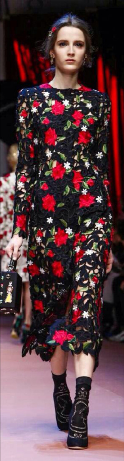 【衣睹为快时装周】Dolce &amp;amp; Gabbana RTW F/W 2015 杜嘉班纳让女人无论哪个阶段都最美 服饰风尚 玫瑰 康乃馨