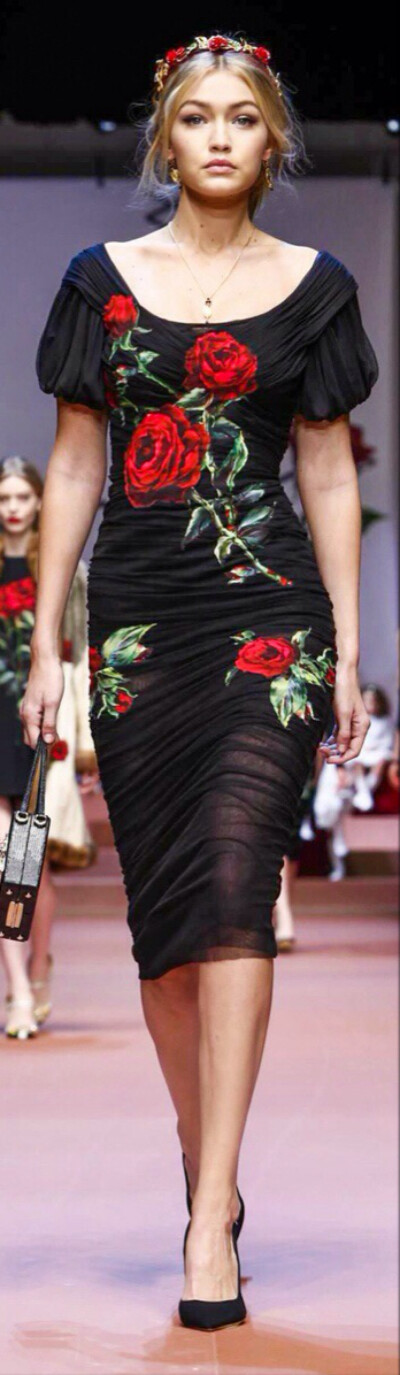 【衣睹为快时装周】Dolce &amp;amp; Gabbana RTW F/W 2015 杜嘉班纳让女人无论哪个阶段都最美 服饰风尚 玫瑰 康乃馨