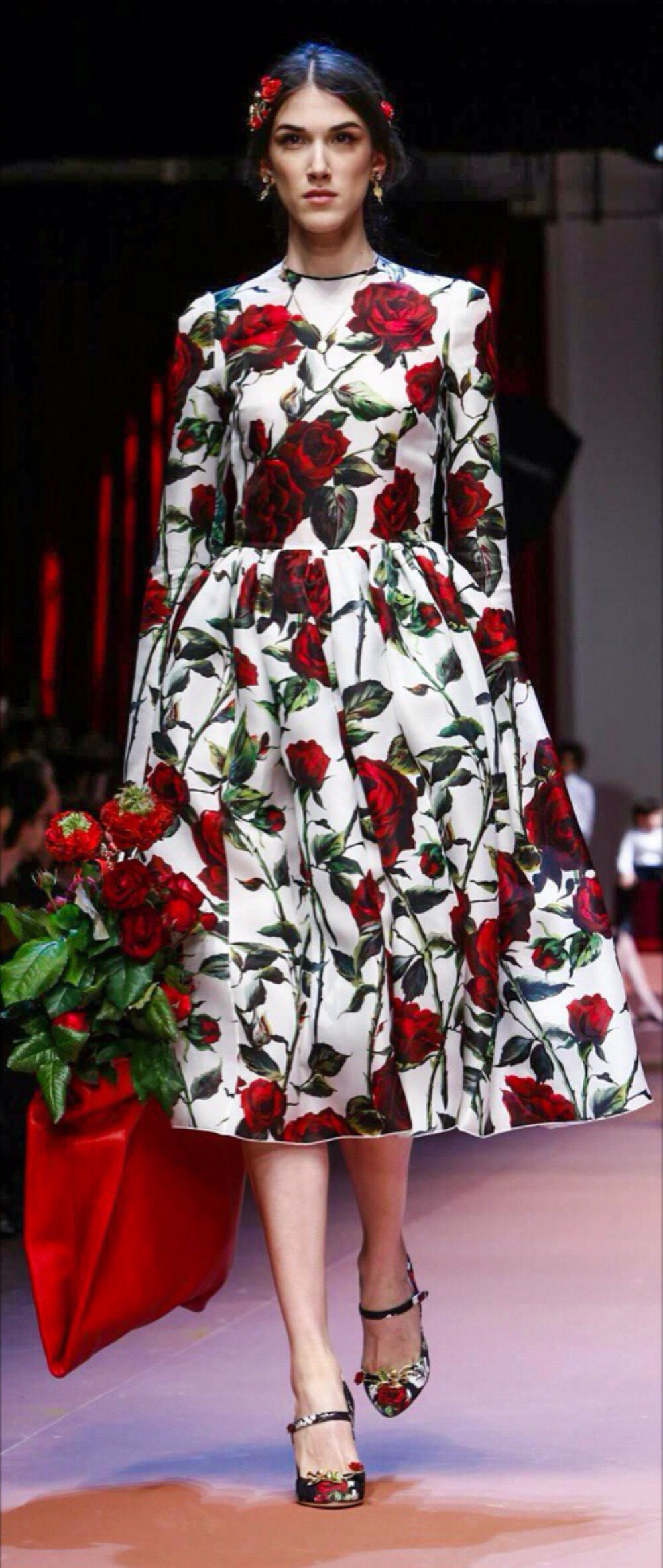 【衣睹为快时装周】Dolce·Gabbana RTW F/W 2015 杜嘉班纳让女人无论哪个阶段都最美 服饰风尚 玫瑰 康乃馨