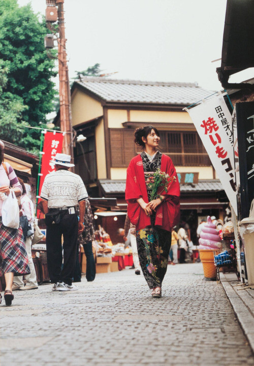 漫步东京街头的美人……【有朝一日也希望能穿着汉服漫步北京……】【黑色小纹vs红色羽织，绝配！】
