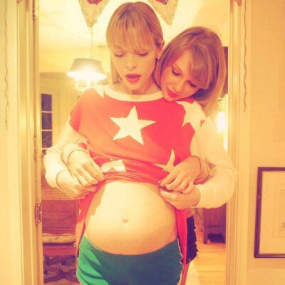 Taylor Swift宣布当闺蜜Jaime King宝宝的干妈