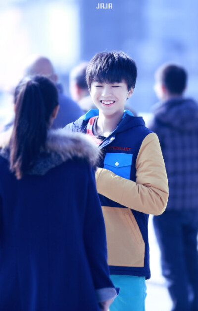 #TFBOYS王俊凯# #王俊凯# 蒙牛酸酸乳拍摄 cr @镓镓In北京