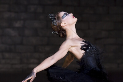 【黑天鹅】《黑天鹅》是2010年由达伦·阿伦诺夫斯基执导的美国电影。娜塔莉·波特曼，文森特·卡索和米拉·库妮丝等联袂出演。 《黑天鹅》讲述了一个有关芭蕾舞的超自然惊悚故事。女主角是一个资深芭蕾舞演员，她发现自…