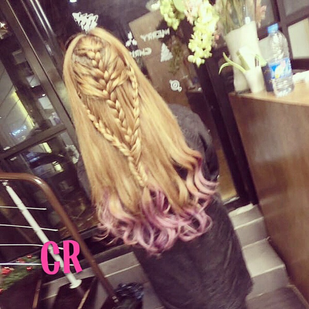 (◉◞౪◟◉ )」哟，花姑娘