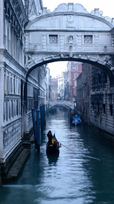 Venice 意大利。河水在神奇的童年时代，从来都是天蓝色的