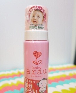 baby arau 泡沫去渍清洁 一样是无添加，草本植物精华。去渍清洁剂很好用，像平时小朋友吃饭如果不小心弄脏，很快脱下来用这个洗都可以洗的很干净 ↓泡沫都细柔密，抓起来像棉花糖一样，软软绵绵，闻起来没味道