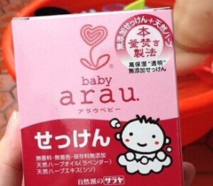 baby arau 肥皂 同样无各种添加，肥皂本身是淡黄色，闻起来有股淡淡的草本清香，味道不重，不仔细闻很难发现...