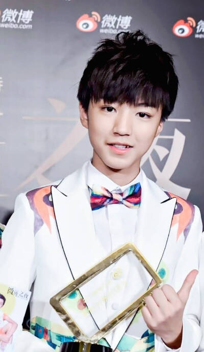 OMG 西装小领带 拿着奖杯的凯凯巨好看 王俊凯tfboys