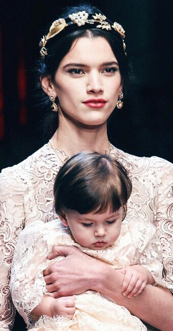 DolceGabbana Winter 2016 Women's Fashion Show