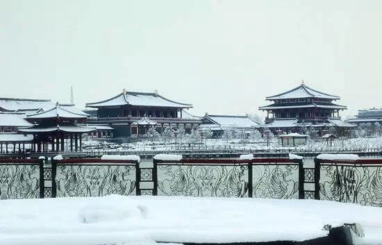 一夢(mèng)醒，雪落長(zhǎng)安城。