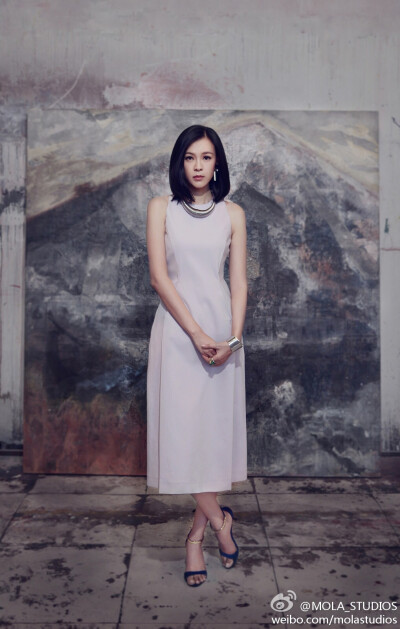 李艾，白色长裙