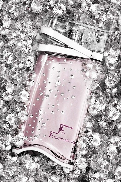 Ferragamo菲拉格慕菲比寻常水晶限量女香 Swarovski水晶镶嵌于独具品牌美感的瓶身之上﻿，分不清到底是水晶瓶还是香水瓶，星星闪闪的施华洛世奇闪钻配合粉色的香水，女生一定爱不释手。