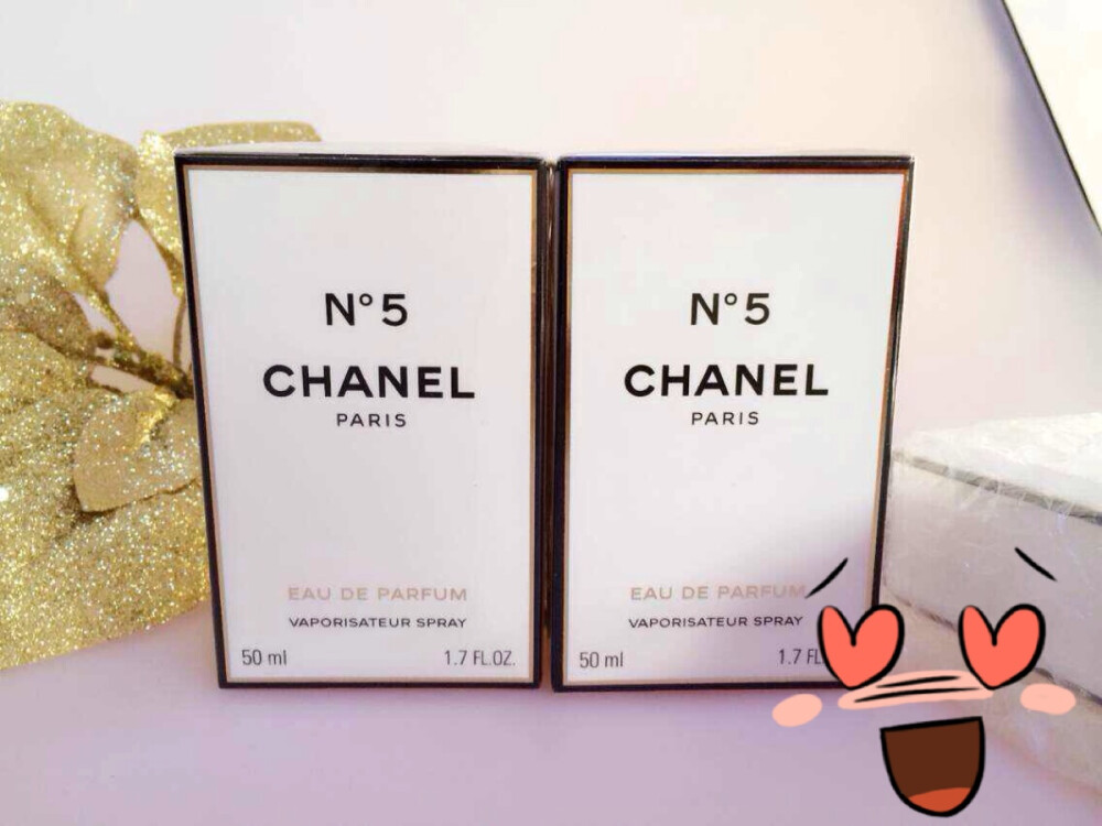 #Channel No.5# Chanel的NO.5香水，让5成为香水界的一个魔术数字，代表一则美丽的传奇。香奈儿女士崇尚简洁之美，她希望以简单而不花俏的设计为最初诞生的香水作包装—长方体附以利落线条的香水瓶，如宝石切割般形态的瓶盖，Chanel No.5的黑色字眼呈现于白底上。从玛丽莲·梦露那件著名的睡衣—Chanel No.5诞生以来，Chanel的香水始终以高贵优雅的形像深入人心。