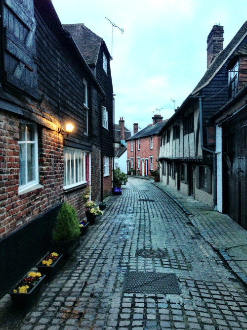 All Saints Lane, Canterbury, Kent, England, UK。英格兰肯特郡坎特伯雷市。坎特伯雷市位于英国英格兰东南区域的肯特郡，是英国重要的宗教城市，是坎特伯雷大主教的所在地。 坎特伯雷是一个气氛友善、热情的小型中古世纪城市，数百年来一直是肯特郡（位于英格兰东南方）的商业和文化中心，亦是中世纪英国国教的圣地。漫步于坎特伯雷的古老街道和散步道上，到处可见琳琅满目的手工艺品店、旧书店、英国传统酒馆以及餐馆，市区内也有现代化的购物商店街。