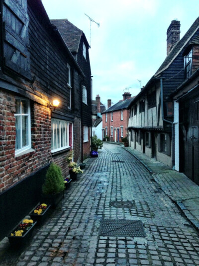 All Saints Lane, Canterbury, Kent, England, UK。英格兰肯特郡坎特伯雷市。坎特伯雷市位于英国英格兰东南区域的肯特郡，是英国重要的宗教城市，是坎特伯雷大主教的所在地。 坎特伯雷是一个气氛友善、热情的小型中…