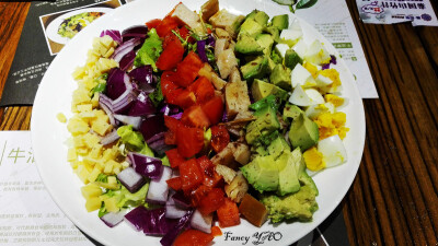 酷公社：牛油果salad。从左到右依次是：cheese、onion、tomato、chicken、avocado牛油果、eggs~~~黑醋蒜油浇汁！