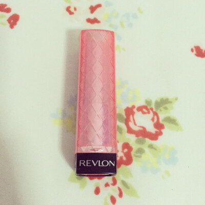 #安利好货#Revlon露华浓流光凝采柔蜜唇膏。我的是90#正粉色有一点珠光，颜色很日常也不显黑，超级滋润也好上色，香香的巧克力味道。虽然壳子不大好看，但是滋润度和色泽都很好，我都习惯当唇膏来用的，就算是干皮唇…