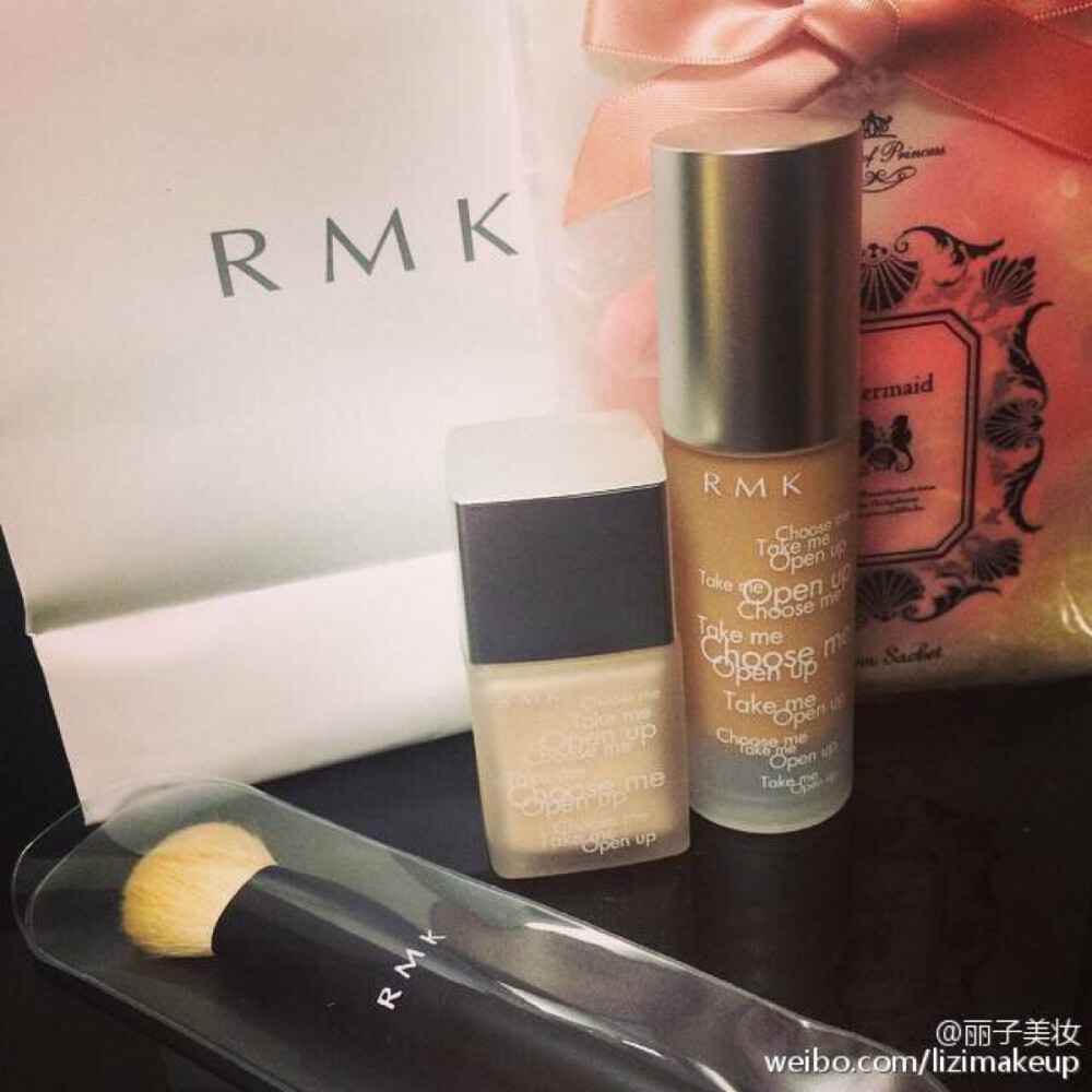 #RMK丝薄保湿遮瑕粉底液# #RMK水凝柔光保湿遮瑕粉底霜# 丽子新上rmk的粉底液啦！！！还上新两种！，不过存货都不多了， 特意跑来告诉你们，手速慢了别怪我！日本cosme粉底冠军，爱吉赛尔凯文老师等等各路美妆达人都推荐过，各种肤质都有对应的一瓶！