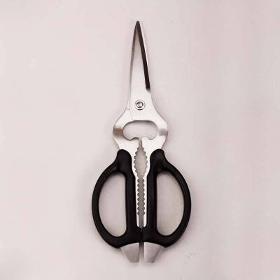 #厨房常用器具#厨房剪刀（Kitchen Scissor）选用多用途，耐用，把柄舒适的厨用剪刀。不锈钢剪刀容易清洗。家禽剪刀是用来剪断禽类骨头的专用剪刀。