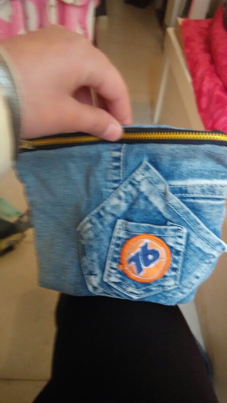 废旧牛仔裤裤腿改造收纳包。