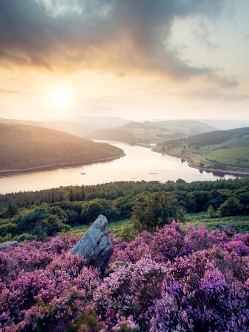 Bamford Edge, Hope Valley, Peak District , England (by Uldis K)。英国峰区班德福小镇（又为Bamford with Thornhill），在德比郡峰区、接近河德文特河。Bamford Edge在班德福小镇的背面由过剩的粗砂岩岩石堆积形成，小镇的多条道路同与之相交。天朗气清的日子里，这里是观赏整个希望谷美景的好地方。