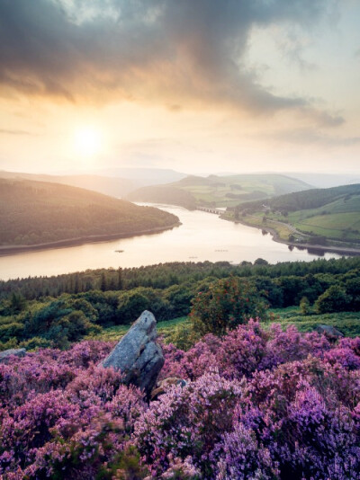 Bamford Edge, Hope Valley, Peak District , England (by Uldis K)。英国峰区班德福小镇（又为Bamford with Thornhill），在德比郡峰区、接近河德文特河。Bamford Edge在班德福小镇的背面由过剩的粗砂岩岩石堆积形…