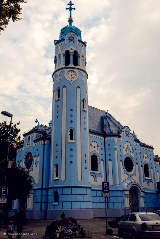 Church of St. Elisabeth,Bratislava,Slovakia (von Shawn Harquail)。斯洛伐克布拉迪斯拉瓦大部分的旅游景点，都集中在老城。狭窄的石头小巷，斑斓的古老房子，红白相间、浮雕着各种花纹图案的窗框，还有那些小巷里子众多商店、咖啡馆、酒吧。圣伊丽莎白教堂，位于老城东侧，它的外墙、装饰和砖瓦采用了淡雅的浅蓝色，故而俗称“蓝色教堂”(Blue Church)。这座精美的新艺术风格建筑是为了纪念13世纪时匈牙利王国的公主伊丽莎白而建的，她就是在这座城市（当时叫普雷斯堡）长大的。