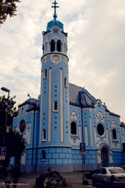 Church of St. Elisabeth,Bratislava,Slovakia (von Shawn Harquail)。斯洛伐克布拉迪斯拉瓦大部分的旅游景点，都集中在老城。狭窄的石头小巷，斑斓的古老房子，红白相间、浮雕着各种花纹图案的窗框，还有那些小巷里…