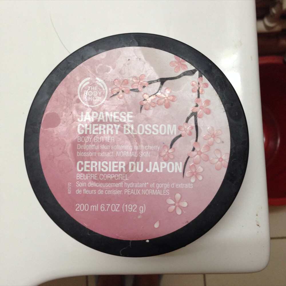 #安利好货#the body shop 樱花润肤乳。打开盖后一股淡淡的樱花味，很油，干干的皮肤抹上后立马还你光滑皮肤，很有质感，秋冬季靠它就能过了。