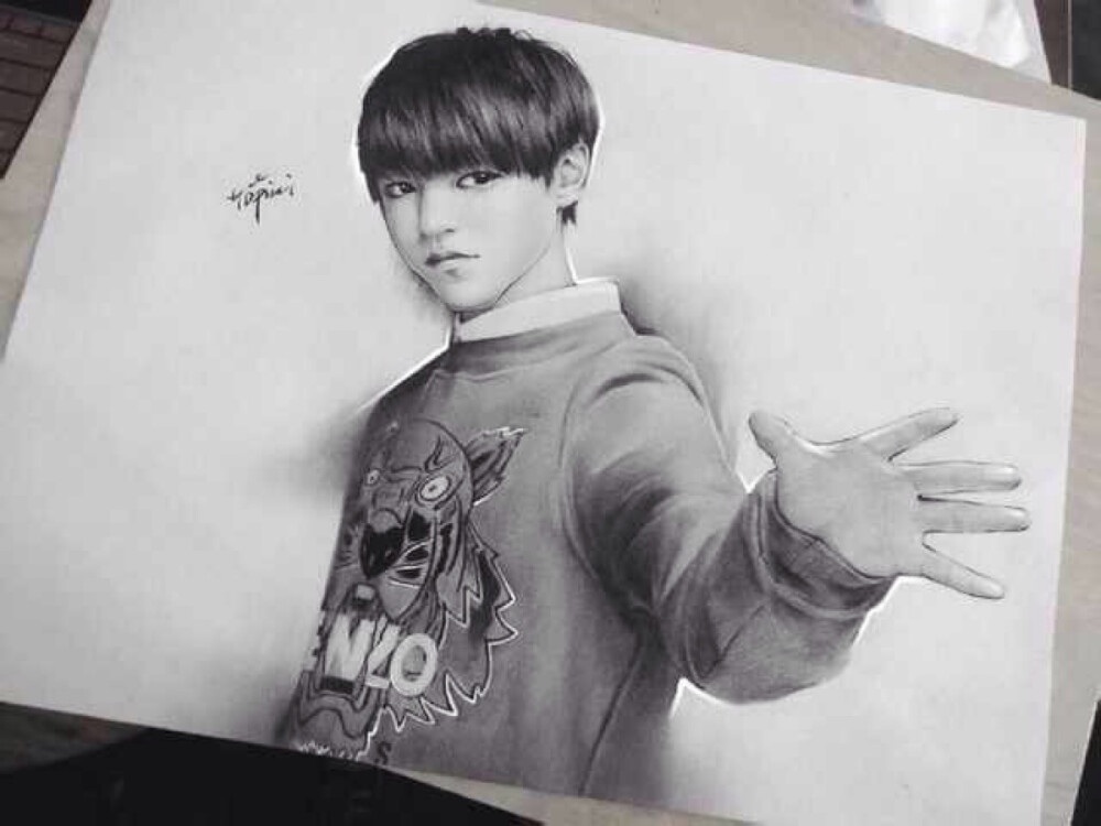 #TFBOYS王俊凱# #王俊凱#王俊凱手繪圖。你是一樹一樹的花開，是燕在梁間呢喃，你是愛，是暖，是希望，你是人間四月天。我親愛的少年，願(yuàn)你被這世界溫暖相待?！赋鎏幰娝?，木有水印來自各種微博百度貼吧，自行猜」