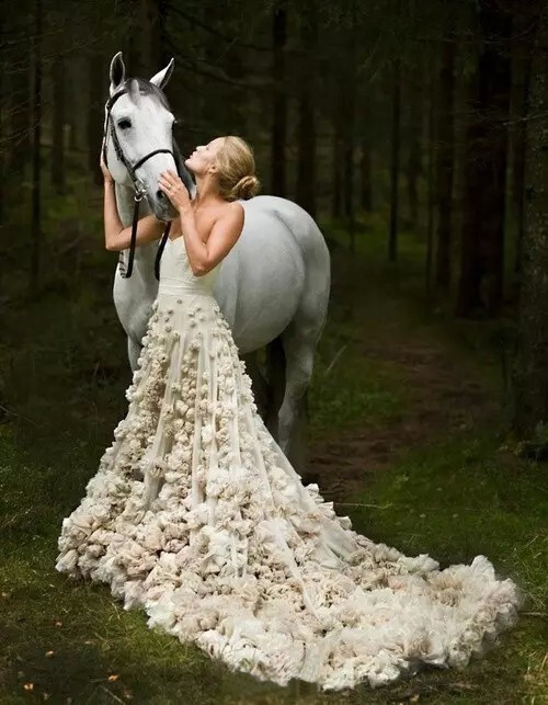 一袭长裙，一席绽放~ 花丛中的女人