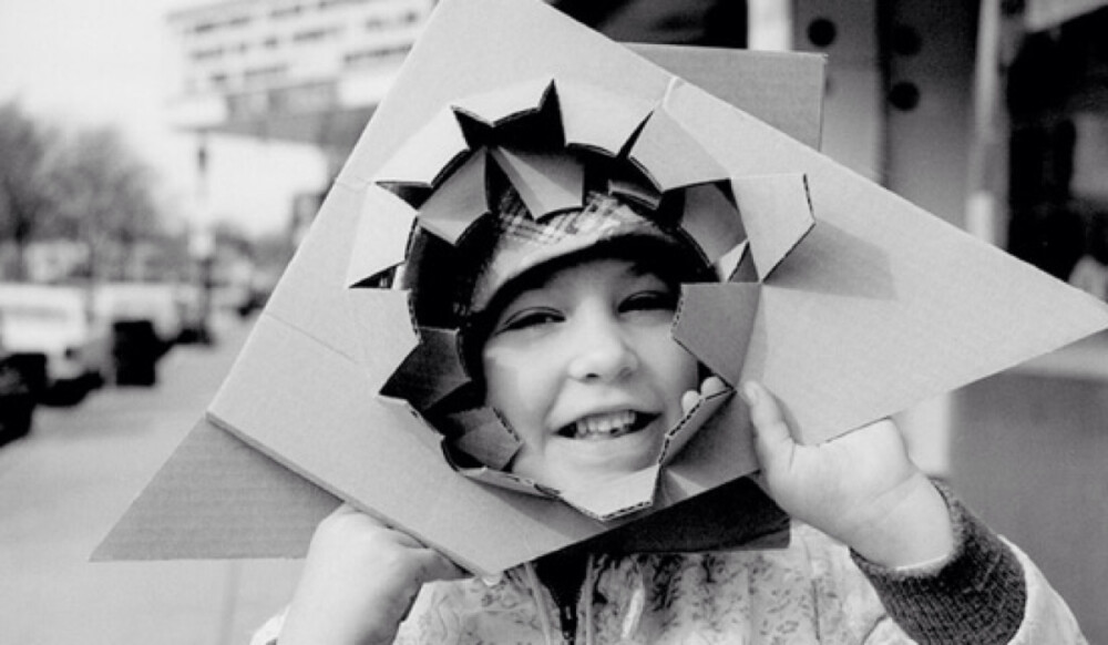 薇薇安·迈尔（Vivian Maier）（1926年2月1日- 2009年4月21日），美国业余街头摄影师， 出生在纽约，在法国长大，后回到美国，一个在芝加哥工作了40年的保姆，她的作品并不为人所知，直到他们被一个当地的历史学家，约翰马鲁夫在2007年发现。此后她的摄影作品被广泛引用和研究，并获得一致首肯。她的故事被刊登在世界各地的各大报纸上。