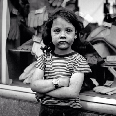 薇薇安·迈尔（Vivian Maier）（1926年2月1日- 2009年4月21日），美国业余街头摄影师， 出生在纽约，在法国长大，后回到美国，一个在芝加哥工作了40年的保姆，她的作品并不为人所知，直到他们被一个当地的历史学家，…