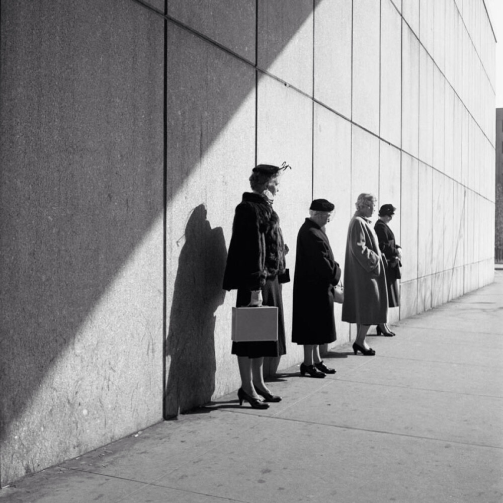 薇薇安·迈尔（Vivian Maier）（1926年2月1日- 2009年4月21日），美国业余街头摄影师， 出生在纽约，在法国长大，后回到美国，一个在芝加哥工作了40年的保姆，她的作品并不为人所知，直到他们被一个当地的历史学家，约翰马鲁夫在2007年发现。此后她的摄影作品被广泛引用和研究，并获得一致首肯。她的故事被刊登在世界各地的各大报纸上。