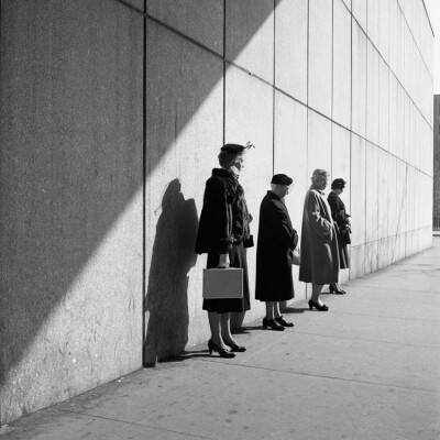 薇薇安·迈尔（Vivian Maier）（1926年2月1日- 2009年4月21日），美国业余街头摄影师， 出生在纽约，在法国长大，后回到美国，一个在芝加哥工作了40年的保姆，她的作品并不为人所知，直到他们被一个当地的历史学家，…