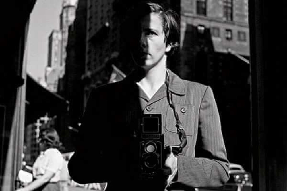 薇薇安·迈尔（Vivian Maier）（1926年2月1日- 2009年4月21日），美国业余街头摄影师， 出生在纽约，在法国长大，后回到美国，一个在芝加哥工作了40年的保姆，她的作品并不为人所知，直到他们被一个当地的历史学家，约翰马鲁夫在2007年发现。此后她的摄影作品被广泛引用和研究，并获得一致首肯。她的故事被刊登在世界各地的各大报纸上。