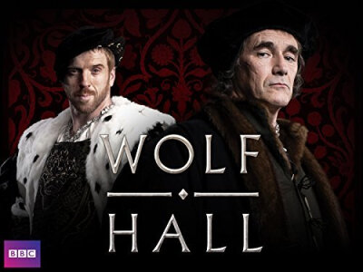 狼厅 Wolf Hall BBC庆祝都铎王朝500年的开年大戏。讲述的是首届大臣汤姆斯·克伦威尔是怎么在复杂的宫廷中与人周旋的。虽然是宫斗戏但是也有很多触及深处的思考，结尾有些伤感，一开始那么深得圣宠的Anne居然落得了一…