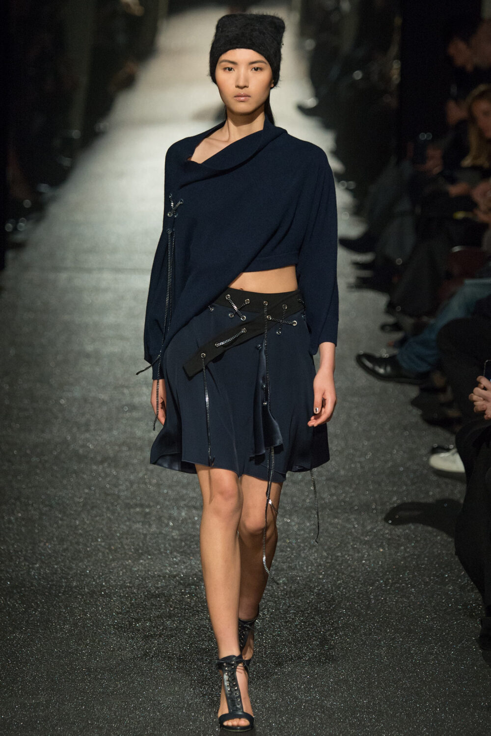 Alexis Mabille Fall 2015 Ready-to-Wear。艾历克西斯·马毕2015秋冬巴黎时装周高级成衣系列围绕着“缠绕交错”展开，无论是在衣前交错扭转的装饰，还是缠绕的花纹图案，在简单与复杂中碰撞出别样美感。