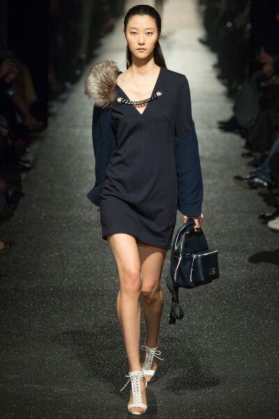 Alexis Mabille Fall 2015 Ready-to-Wear。艾历克西斯·马毕2015秋冬巴黎时装周高级成衣系列围绕着“缠绕交错”展开，无论是在衣前交错扭转的装饰，还是缠绕的花纹图案，在简单与复杂中碰撞出别样美感。