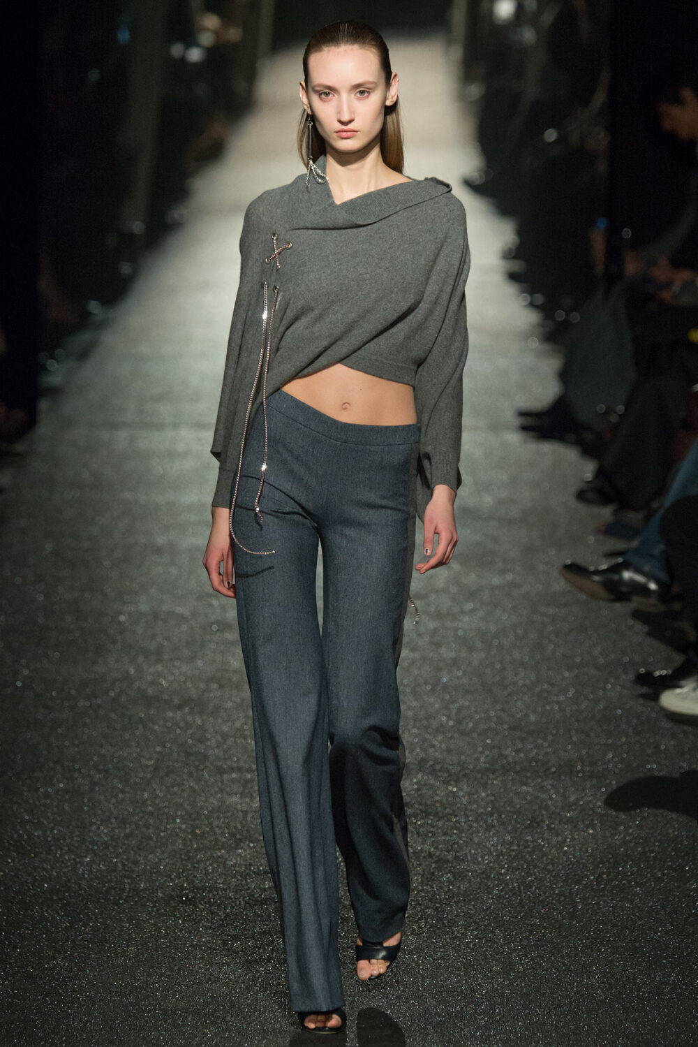 Alexis Mabille Fall 2015 Ready-to-Wear。艾历克西斯·马毕2015秋冬巴黎时装周高级成衣系列围绕着“缠绕交错”展开，无论是在衣前交错扭转的装饰，还是缠绕的花纹图案，在简单与复杂中碰撞出别样美感。