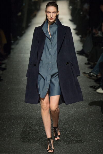 Alexis Mabille Fall 2015 Ready-to-Wear。艾历克西斯·马毕2015秋冬巴黎时装周高级成衣系列围绕着“缠绕交错”展开，无论是在衣前交错扭转的装饰，还是缠绕的花纹图案，在简单与复杂中碰撞出别样美感。