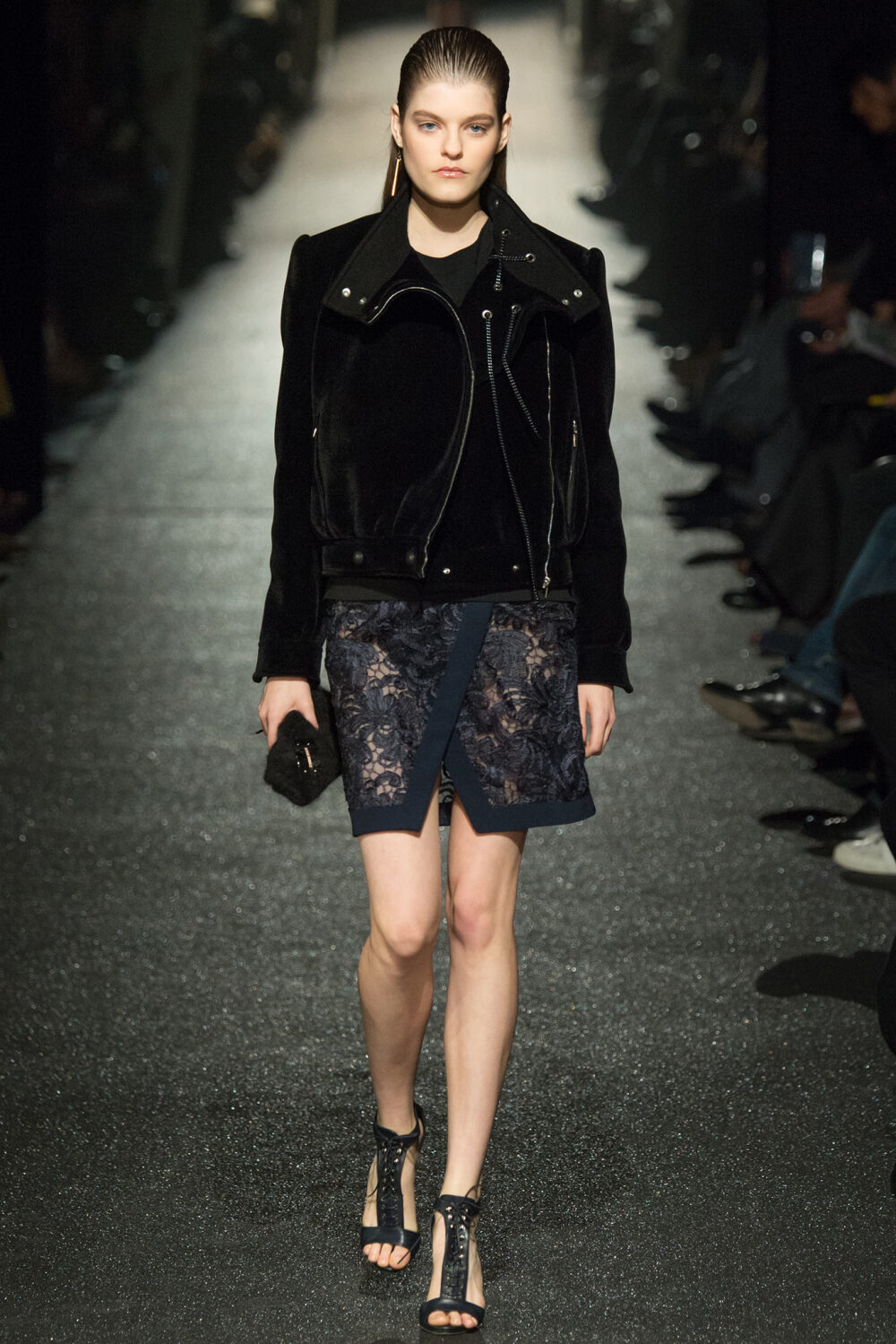 Alexis Mabille Fall 2015 Ready-to-Wear。艾历克西斯·马毕2015秋冬巴黎时装周高级成衣系列围绕着“缠绕交错”展开，无论是在衣前交错扭转的装饰，还是缠绕的花纹图案，在简单与复杂中碰撞出别样美感。