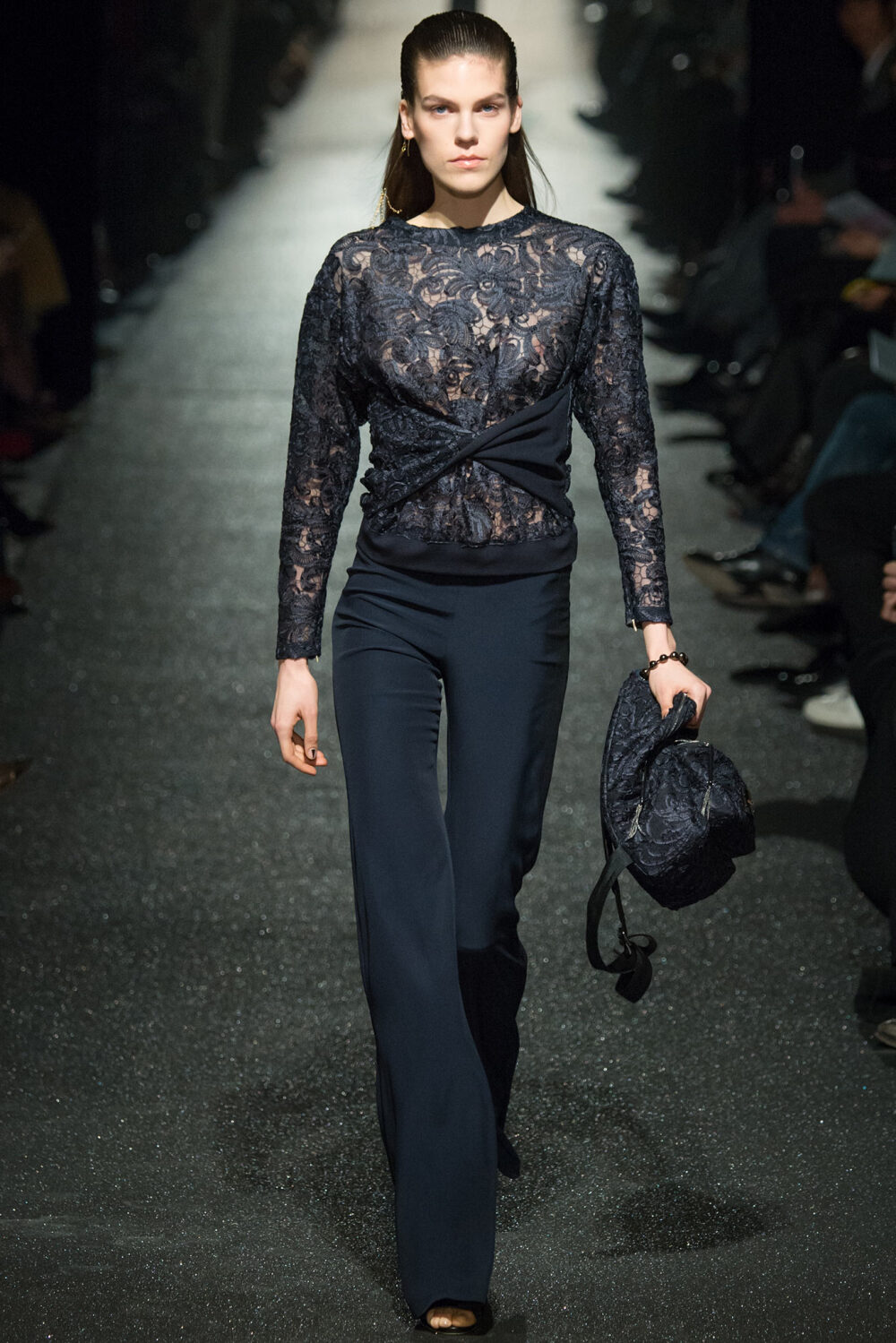 Alexis Mabille Fall 2015 Ready-to-Wear。艾历克西斯·马毕2015秋冬巴黎时装周高级成衣系列围绕着“缠绕交错”展开，无论是在衣前交错扭转的装饰，还是缠绕的花纹图案，在简单与复杂中碰撞出别样美感。