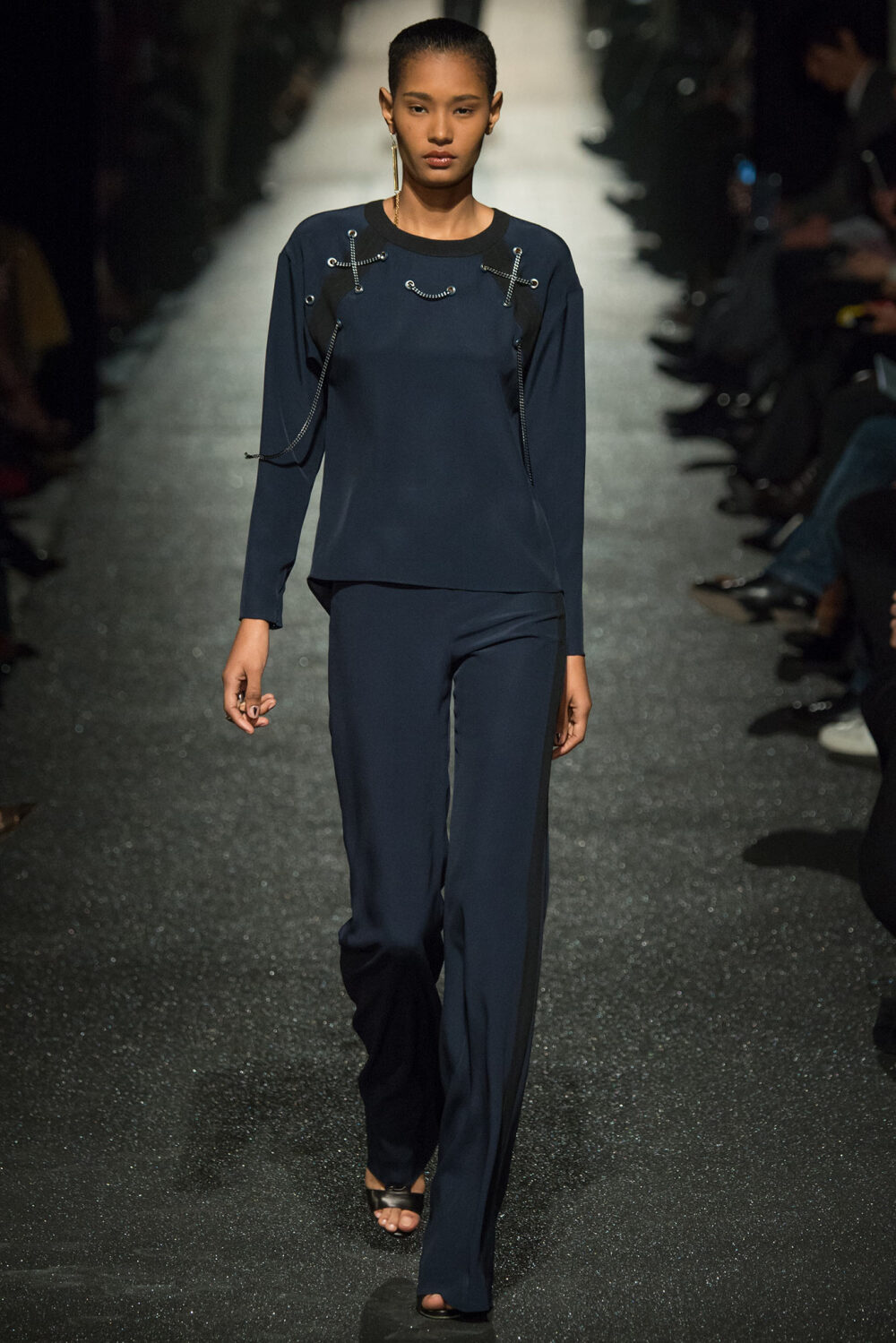 Alexis Mabille Fall 2015 Ready-to-Wear。艾历克西斯·马毕2015秋冬巴黎时装周高级成衣系列围绕着“缠绕交错”展开，无论是在衣前交错扭转的装饰，还是缠绕的花纹图案，在简单与复杂中碰撞出别样美感。