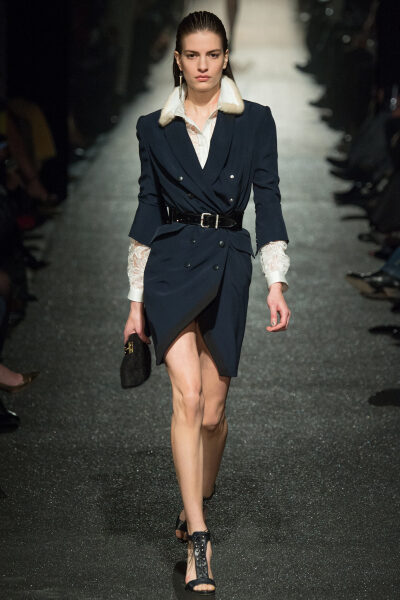 Alexis Mabille Fall 2015 Ready-to-Wear。艾历克西斯·马毕2015秋冬巴黎时装周高级成衣系列围绕着“缠绕交错”展开，无论是在衣前交错扭转的装饰，还是缠绕的花纹图案，在简单与复杂中碰撞出别样美感。