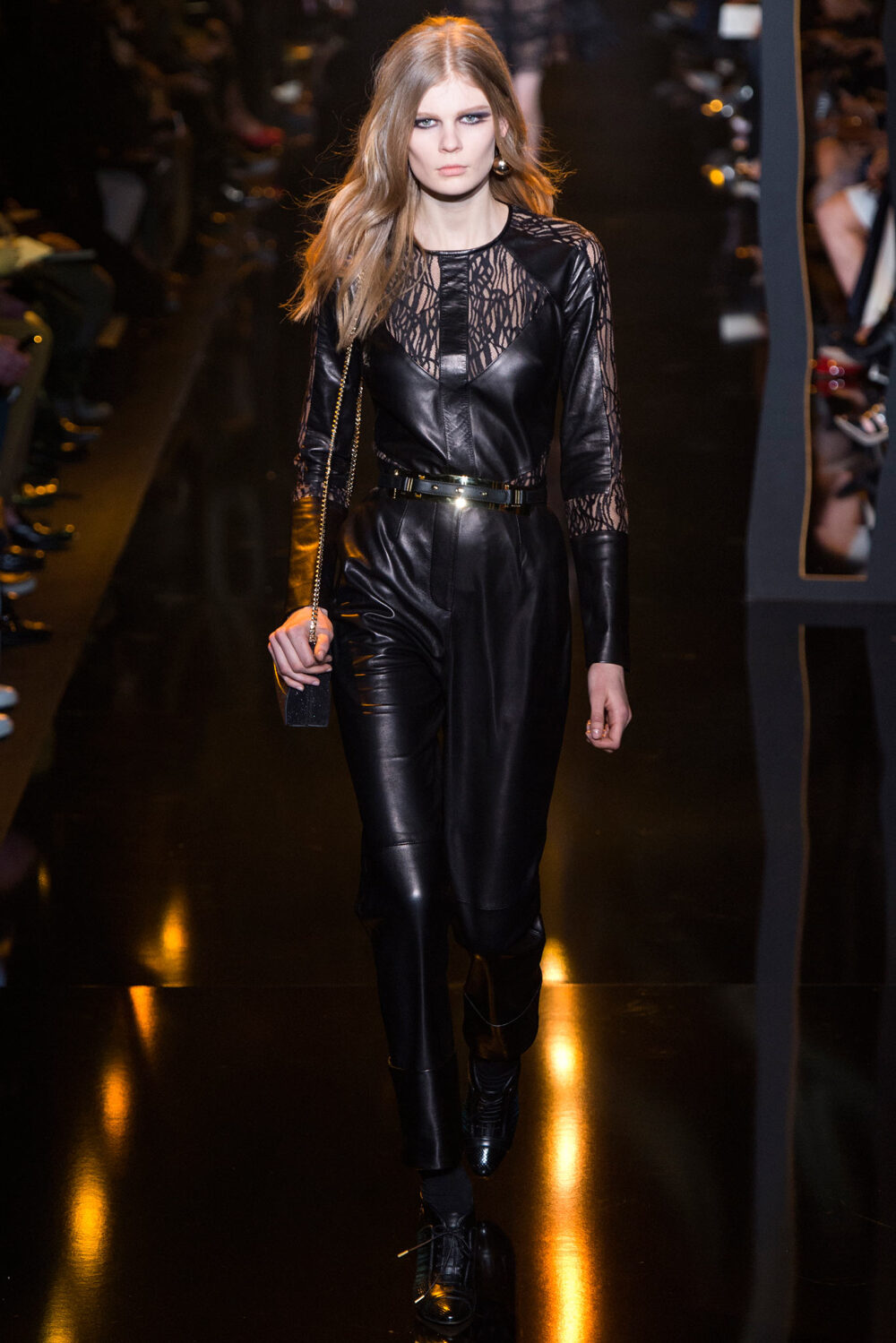 艾莉·萨博2015秋冬巴黎时装周高级成衣系列的背景是一个浪漫的暗黑